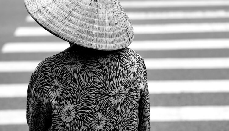 Một phụ nữ lượm ve chai, ảnh minh họa